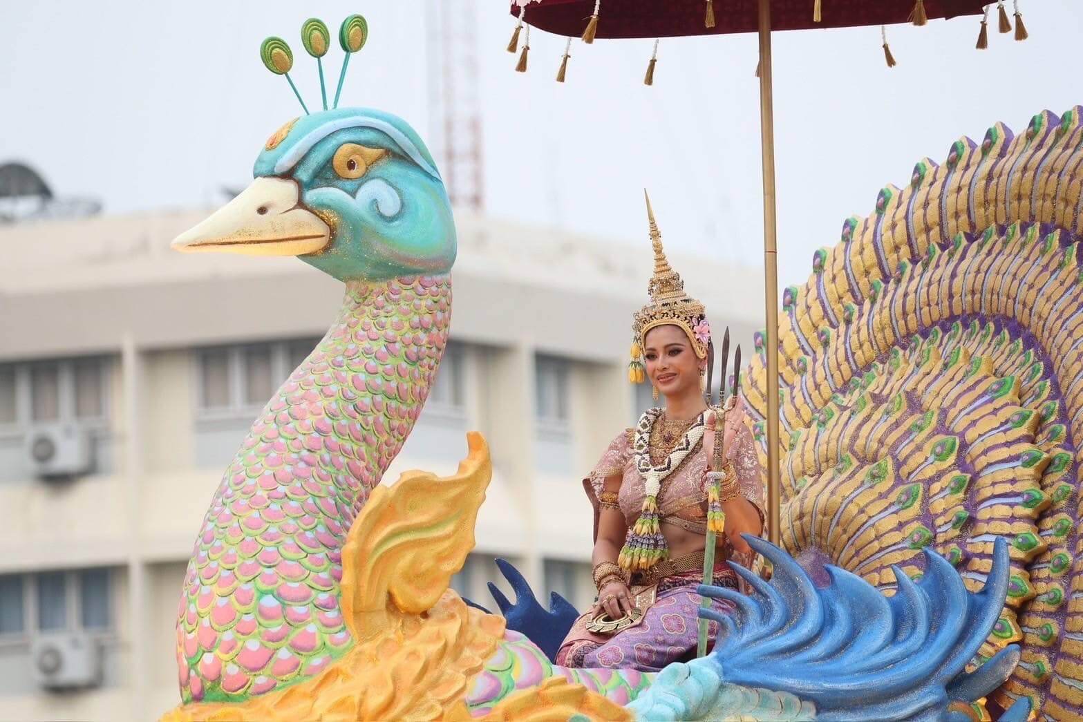 ฉ่ำเกิ๊น! ถึงเกิ๊น! ภาพรถขบวนงานมหาสงกรานต์